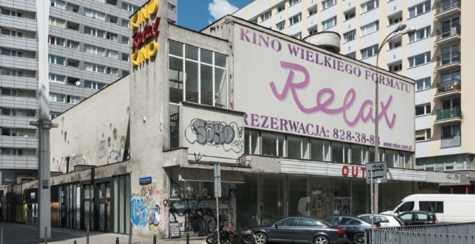 A White Building With A Sign That Says It Is A Real - File:kino Relax W Warszawie 2020.Jpg
